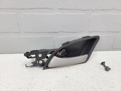 Оригинальная левая внутренняя дверная ручка для переднего водителя седана Honda Accord 2008-2010 годов выпуска - Изображение 1 из 4