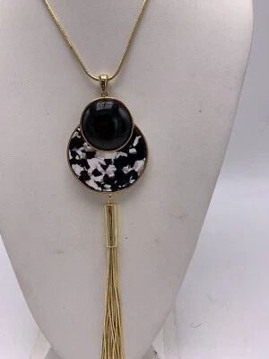 Colar de borla pingente de resina preto e branco Trina Turk US$ 78 JT 28 - Imagem 1 de 4