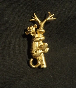 Prendedor broche dorado dorado Tigger Up A-Tree de Disney 3D - Imagen 1 de 3