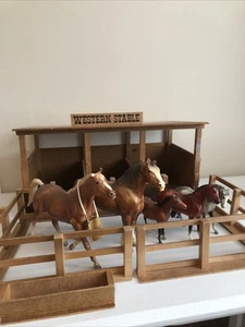 Vintage Western Stable With 5 Breyer Horse and 5 Pieces Of Vintage Fence - Picture 1 of 11