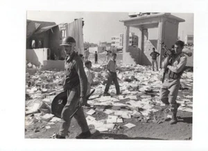 Foto de prensa de la Guerra Civil en Jordania c1970 - Imagen 1 de 2