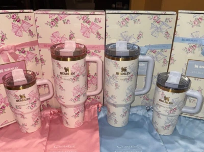 Stanley x LoveShackFancy Rosa Beaux |ROSA E AZUL |20 oz e 40 oz| AUTÊNTICO - Imagem 1 de 4