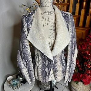 Bebe Women’s Gray Faux Coated Snake Print Sherpa Lined Shiny Jacket Size S - Picture 1 of 9