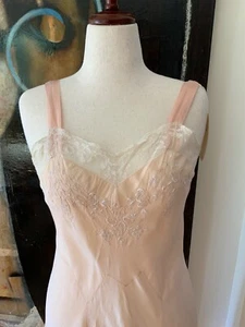 30er Jahre Schlupfkleid aus reiner Seide bestickt rosa - - Bild 1 von 14