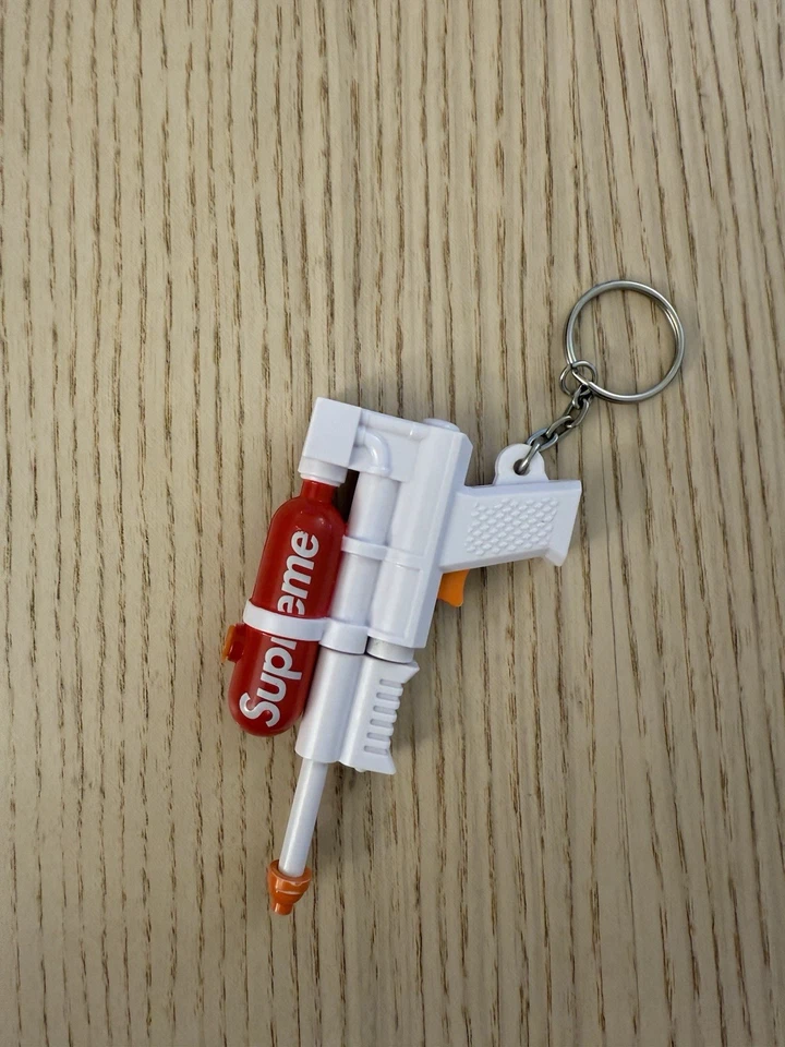 Pre-owned Supreme super soaker 50 water blaster keychain - Image 1 of 1