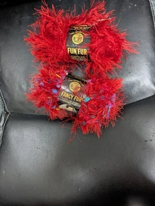 2 Knäuel Löwenmarke ausgefallenes Fell Wimperngarn 1 rot #113 & 1 Regenbogenrot #213 - Bild 1 von 1