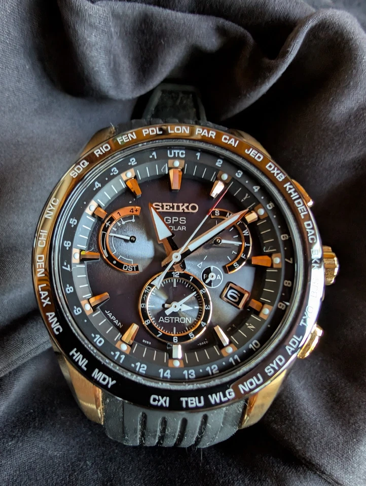 Caja de reloj y papeles para hombre Seiko Astron SSE055 GPS Solar Cal 8X53  Foto 1 de 4