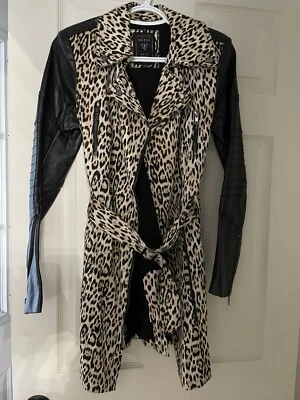 Gabardina Guess estampado leopardo Foto 1 de 4