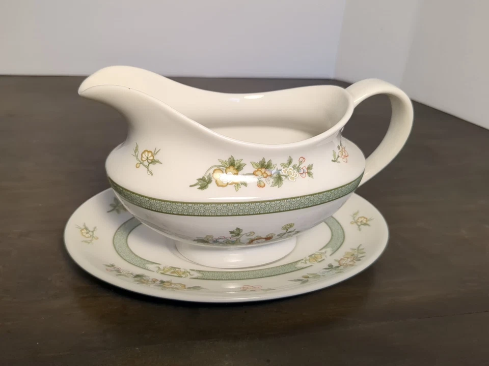 De colección 1974 Royal Doulton China Tonkin Gravy Boat y placa base excelente  Foto 1 de 4