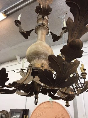 Araña de 5’ de madera con hojas metálicas estilo mediterráneo español renacimiento español Foto 1 de 4