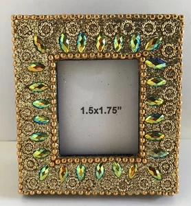 Cornice portafoto ingioiellata oro 2,5”x3”, contiene 1,5”x1,75 ritratto fotografico - Foto 1 di 2