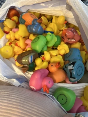 Patitos de goma surtidos a granel (295 quilates) - varios tamaños y diseño Foto 1 de 4