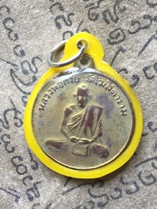 ¡Raro! Dije antiguo talismán tailandés Rian Lp Kuay Kositaram templo yantra amuletos - Imagen 1 de 6