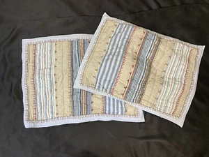 Pottery Barn Kids 2 gesteppte Standardbezüge blau hellbraun Streifen rot Deckenstich - Bild 1 von 12