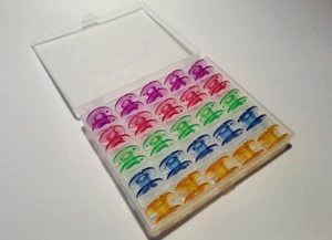 25 Spulen für AEG Nähmaschinen (Blau/Grün/Gelb/Lila/Rosa) + Spulenbox - Bild 1 von 1