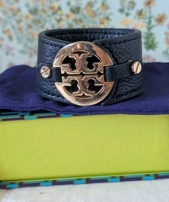 Bracelete Tory Burch Reva logotipo dourado tom dourado tamanho pequeno - Imagem 1 de 4