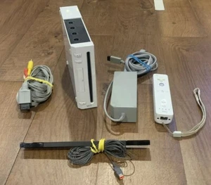 Nintendo Wii RVL-001 512 MB Home Console - White - Bundle with Mario Party 8 - Picture 1 of 16