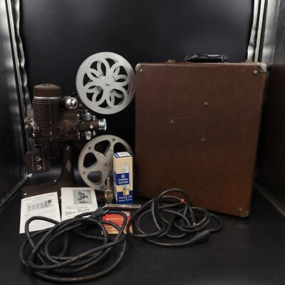 Proyector Bell & Howell Filmo Master 16 mm con estuche encendido para piezas Foto 1 de 4