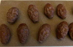 Vintage - Incredible Carved Beads - ASIAN FACES - Unused Condition - 1” - Picture 1 of 7