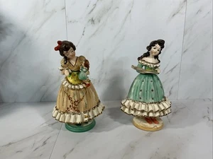 Paar Porzellan Mädchen Figuren Rüschen Kleider ~ besetztes Japan ~ 7 Zoll ~ LESEN! - Bild 1 von 22