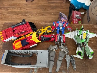Лот товаров Трансформеры разные смешанные фигурки! Отличное состояние товара некоторые недостающие части!! - Изображение 1 из 4