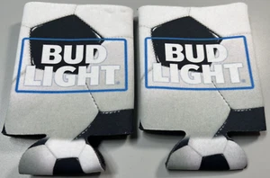 Menge 2 KNOSPEN LEICHTER FUSSBALL Biergetränk Koozie Coozie Huggie Isolator NEU - Bild 1 von 8