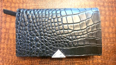 Cartera de cuero con estampado de cocodrilo Vince Camuto negra chequera herrajes en tono plateado Foto 1 de 4