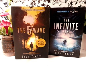 The 5th Wave Series | The 5th Wave & The Infinite Sea | Book 1 & 2 | Rick Yancy - Foto 1 di 8