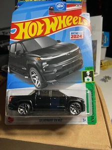 2024 Hot Wheels HW Green Speed 8/10 Silverado EV RST 110/250 pennino nero - Foto 1 di 1