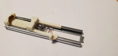 Máquina de costura Futura Singer 900 pés de fixação (stor loc R50T s6) - Imagem 1 de 3