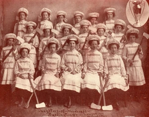 Mädchen Axt Schwert Töchter des Holzhandwerks Vermont Postkarte Holzarbeiter Waldmänner - Bild 1 von 3