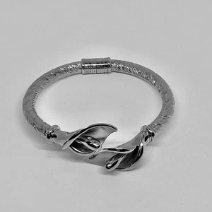 Designer Tivvon Costume Jewelry Lilly Flower Bangle Bracelet - Picture 1 of 17