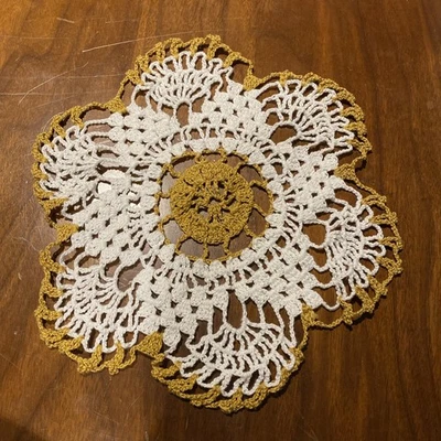 "Tapete de ganchillo redondo vintage hecho a mano blanco con borde dorado brillante y centro 10""" Foto 1 de 4