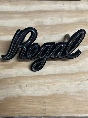 1977 NOS Buick Regal GRILLE EMBLEM ‘Regal’ Gm 1253959 — 第 1/4 张图片