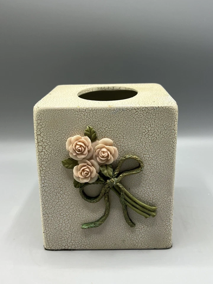 Caja de pañuelos Dezine vintage pintada a mano apliques rosas rosadas arco en cubos Foto 1 de 4