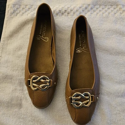 AEROSOLES WOMENS FLATS, SZ 9, DARK TAN LEATHER. MEMORY FOAM SOLES. GREAT SHAPE - Image 1 of 4