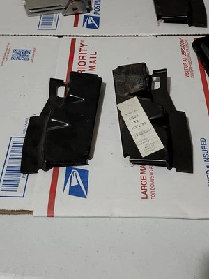 NUEVO EN STOCK 1990 CHEVROLET LUMINA PARACHOQUES DELANTERO Guía Fascia LH RH SET 10082590 Foto 1 de 4