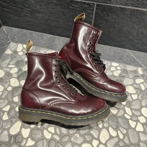 Botas de combate Dr. Martens 1460 rojo cereza cuero vegano para mujer talla 6 - Imagen 1 de 11