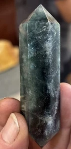 Bacchetta Fluorite Arcobaleno Doppia Terminazione 86 Grammi 3 1/2" - Foto 1 di 6