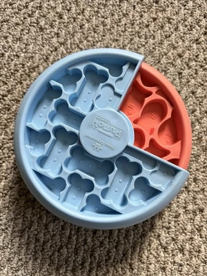 Cuenco rompecabezas alimentador lento Outward Hound para perros o cachorros de tamaño pequeño a mediano Foto 1 de 3