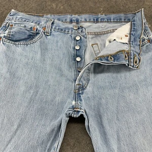 Pantalones de mezclilla Levis 501 para hombre 38x32 azul pierna recta calce regular lavado ligero desgastado - Imagen 1 de 20