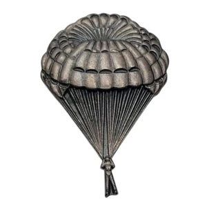 Vintage WWII Vietnam Paratrooper Pioneer Parachute Company Pin T16 - Picture 1 of 4