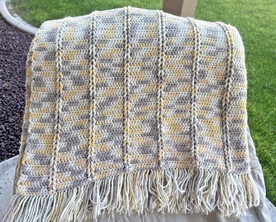 AFGANO TIRO GANCHILLO A MANO 58" X 63" GRIS Y ORO CLARO IDEAL PARA SOFTA O CAMA Foto 1 de 4