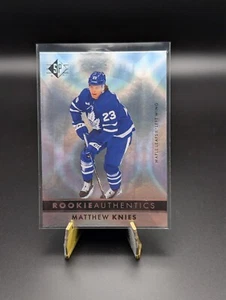 2023-24 Upper Deck SP Matthew Knies #121 Rookie Authentics Patterned Foilboard - Foto 1 di 2