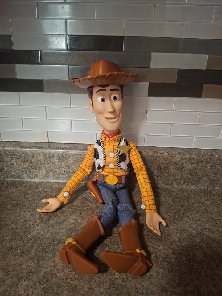 Disney Store Toy Story Sheriff Woody Talking Figura de Acción 16" Muñeca Tirar de Cuerda Foto 1 de 1