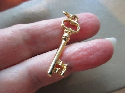 VINTAGE GOLD TONE LARGE ANTIQUE KEY FOB CHARM PENDANT BRACELET PRETTY GIFT IDEA - Image 1 of 2
