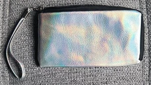 Damen Handytasche mit Riemen - silber metallic- Kunstleder - Bild 1 von 2
