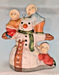 Estatuilla adorno muñeco de nieve vintage años 80 niños escalando 3"X 3" Navidad - Imagen 1 de 6