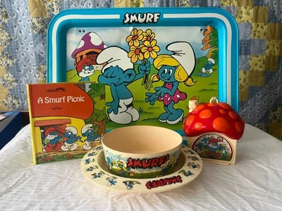 Juguete musical de cuerda de los Pitufos de la década de 1980, bandeja de TV, libro emergente y platos - Lote de los Pitufos Foto 1 de 4