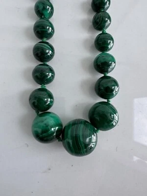 MALACHITE 石头深绿色 25 英寸毕业珠子 - 中心珠 3/4 - 1/4 复古 — 第 1/4 张图片